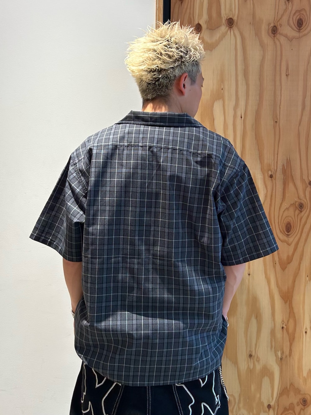 ブラック系のシャツ/ブラウス、ブラック系のデニムパンツ、ホワイト系のTシャツ/カットソーを着用したメンズの春コーディネートの4枚目の写真