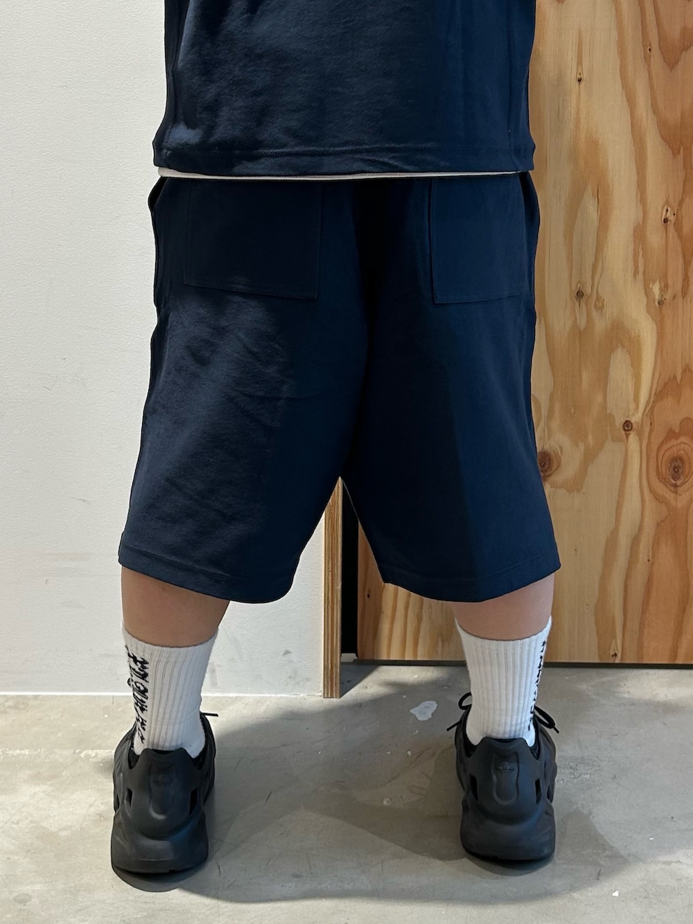 ブルー系のTシャツ/カットソー、ブルー系のスウェットパンツ、グリーン系のサングラスを着用したメンズの春コーディネートの8枚目の写真