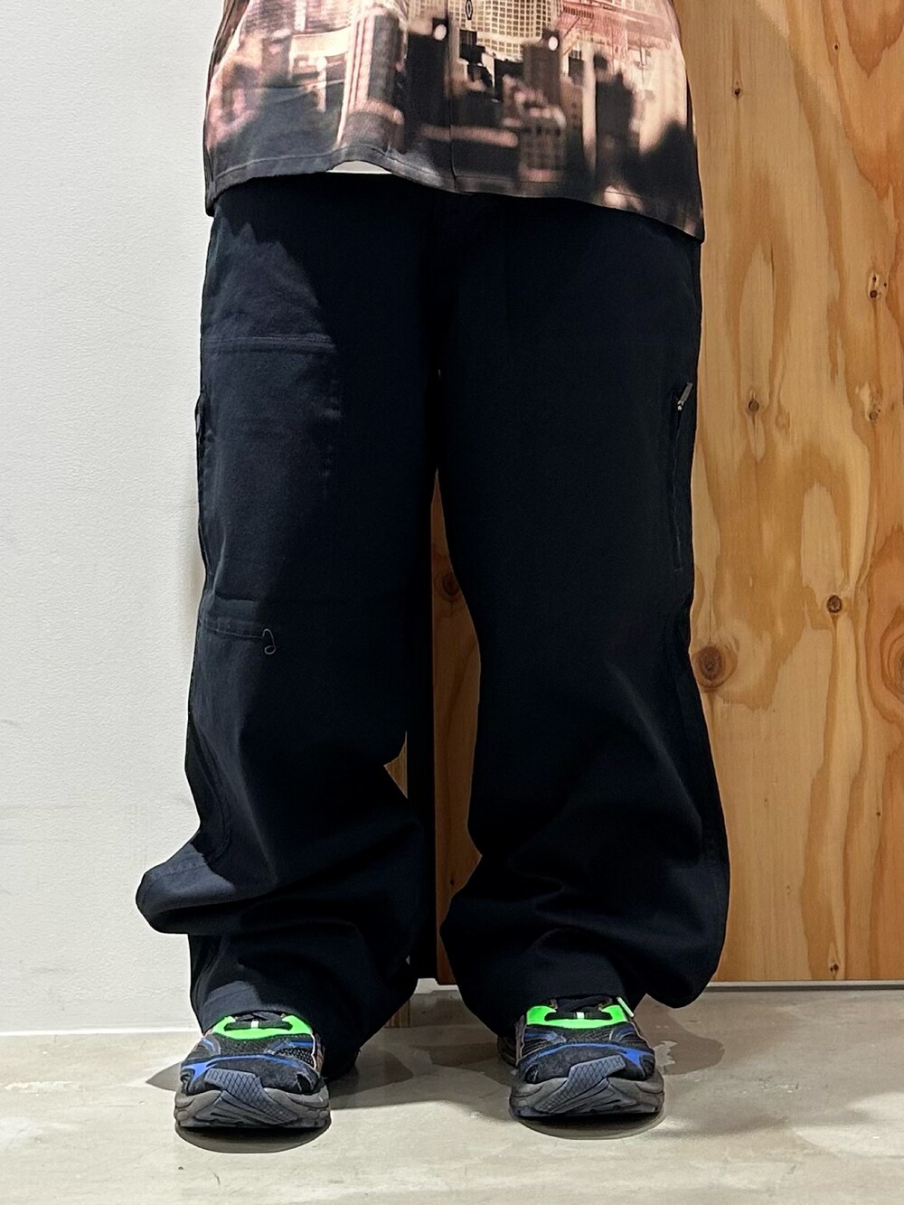 ホワイト系のTシャツ/カットソー、ブラック系のシャツ/ブラウス、ブラック系のその他パンツを着用したメンズの夏コーディネートの3枚目の写真