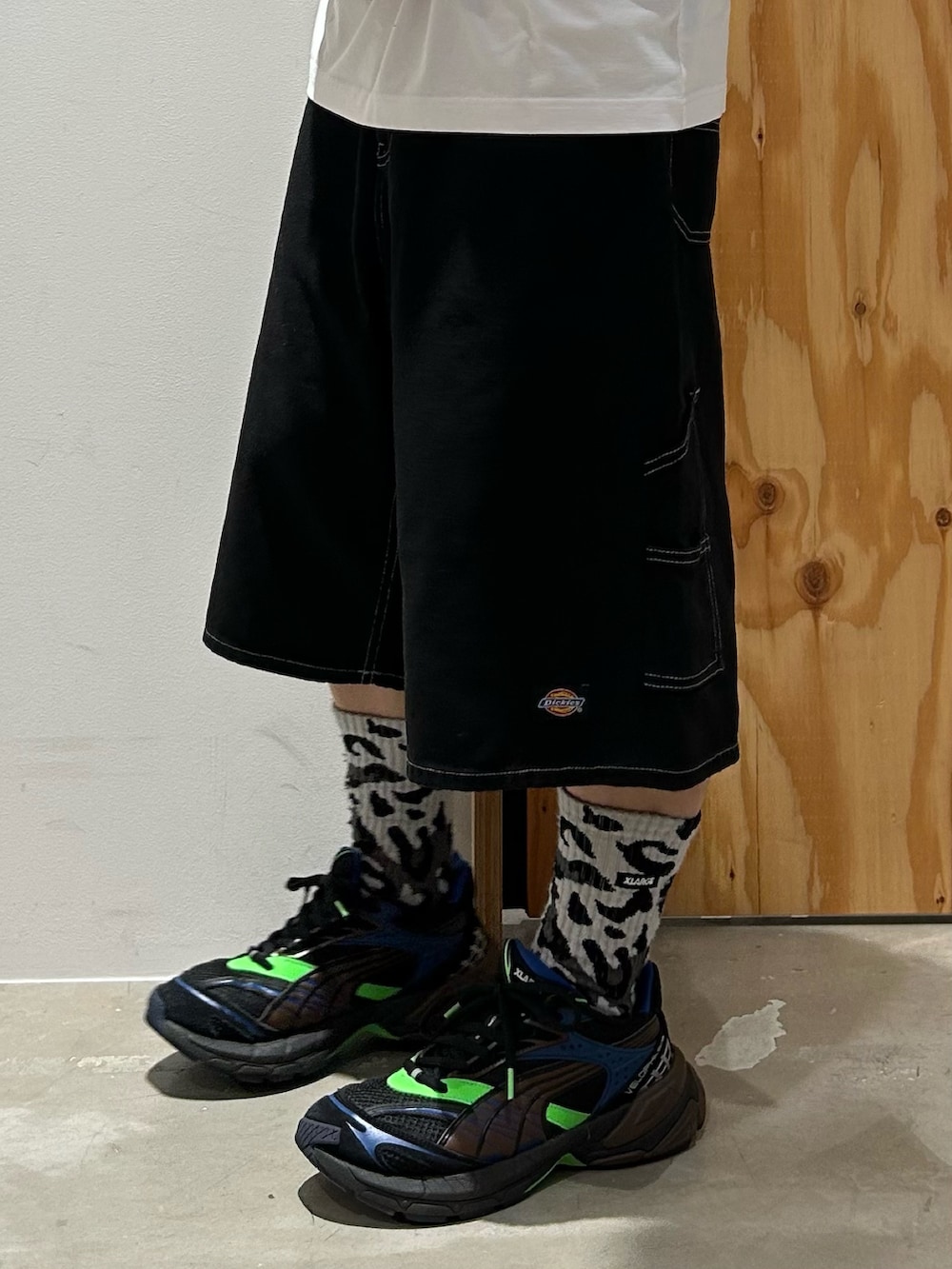 ホワイト系のTシャツ/カットソー、ブラック系のデニムパンツ、ブラック系のスニーカーを着用したメンズの夏コーディネートの5枚目の写真