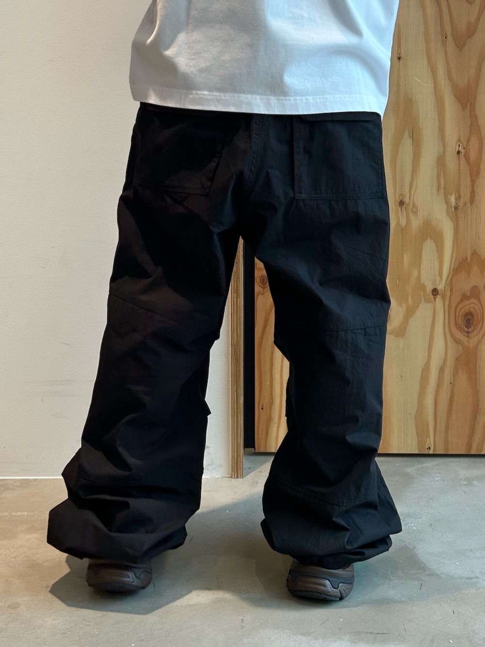 ホワイト系のTシャツ/カットソー、ブラック系のその他パンツ、ブルー系のキャップを着用したメンズの夏コーディネートの5枚目の写真