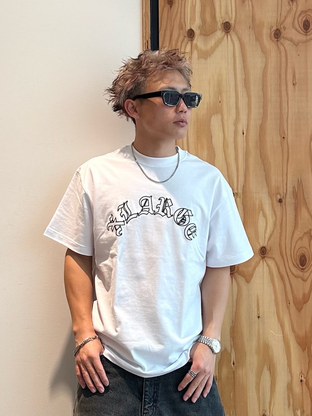 ホワイト系のTシャツ/カットソー、ブラック系のデニムパンツ、ブラック系のサングラスを着用したメンズの夏コーディネートの3枚目の写真