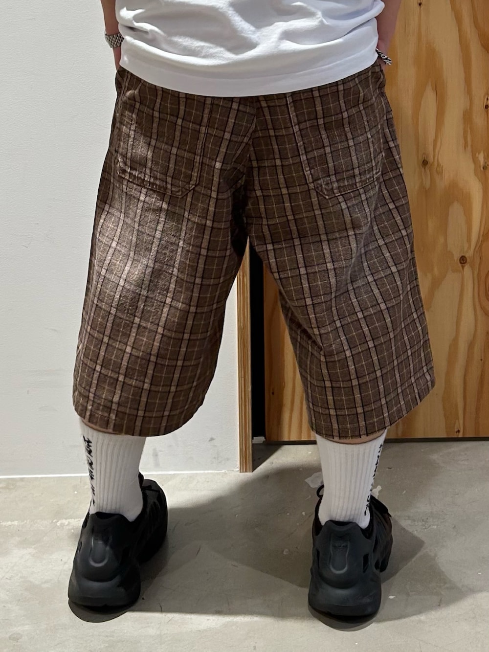 ブラック系のシャツ/ブラウス、ホワイト系のTシャツ/カットソー、その他のその他パンツを着用したメンズの春コーディネートの5枚目の写真