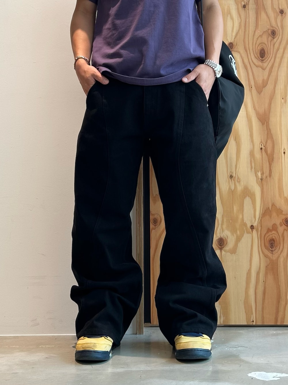 パープル系のTシャツ/カットソー、ブラック系のその他パンツ、ブラック系のバックパック/リュックを着用したメンズの夏コーディネートの3枚目の写真