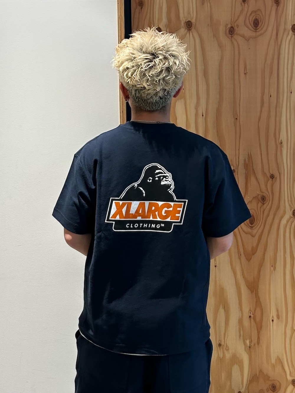 ブルー系のTシャツ/カットソー、ブルー系のスウェットパンツ、グリーン系のサングラスを着用したメンズの春コーディネートの5枚目の写真