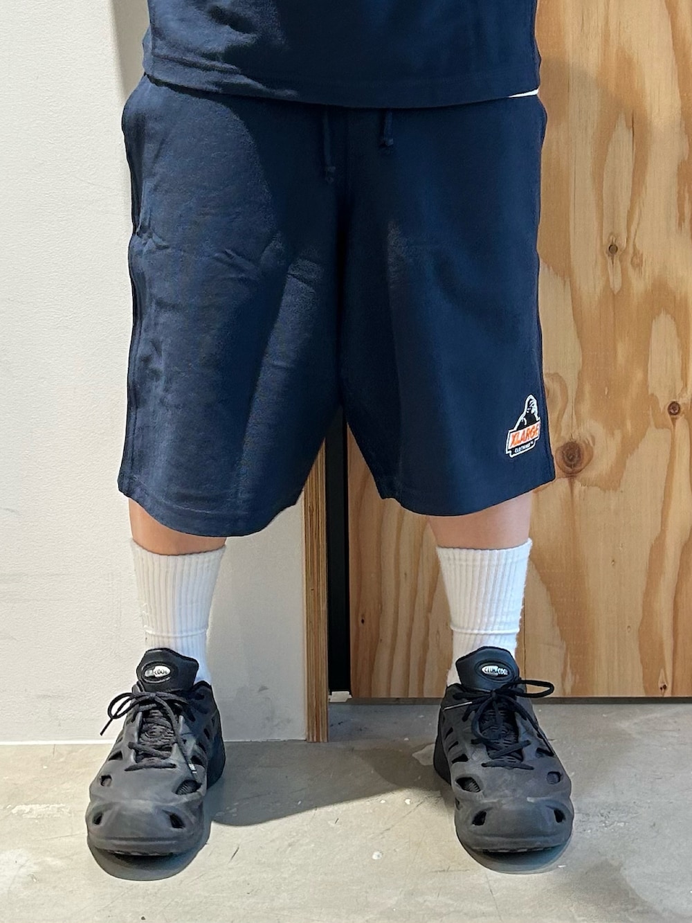 ブルー系のTシャツ/カットソー、ブルー系のスウェットパンツ、グリーン系のサングラスを着用したメンズの春コーディネートの6枚目の写真