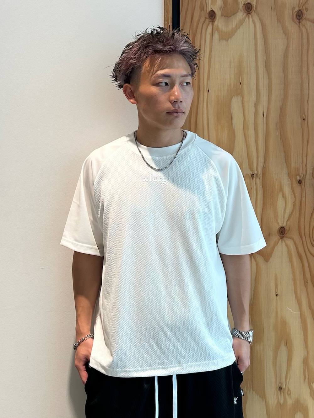 ホワイト系のTシャツ/カットソー、ブラック系のその他パンツ、ブラック系のスニーカーを着用したメンズの夏コーディネートの3枚目の写真