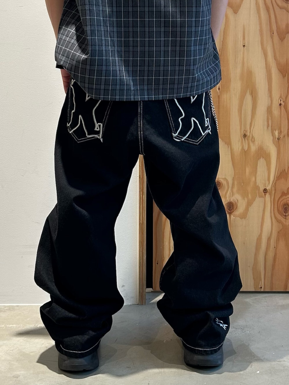 ブラック系のシャツ/ブラウス、ブラック系のデニムパンツ、ホワイト系のTシャツ/カットソーを着用したメンズの春コーディネートの6枚目の写真