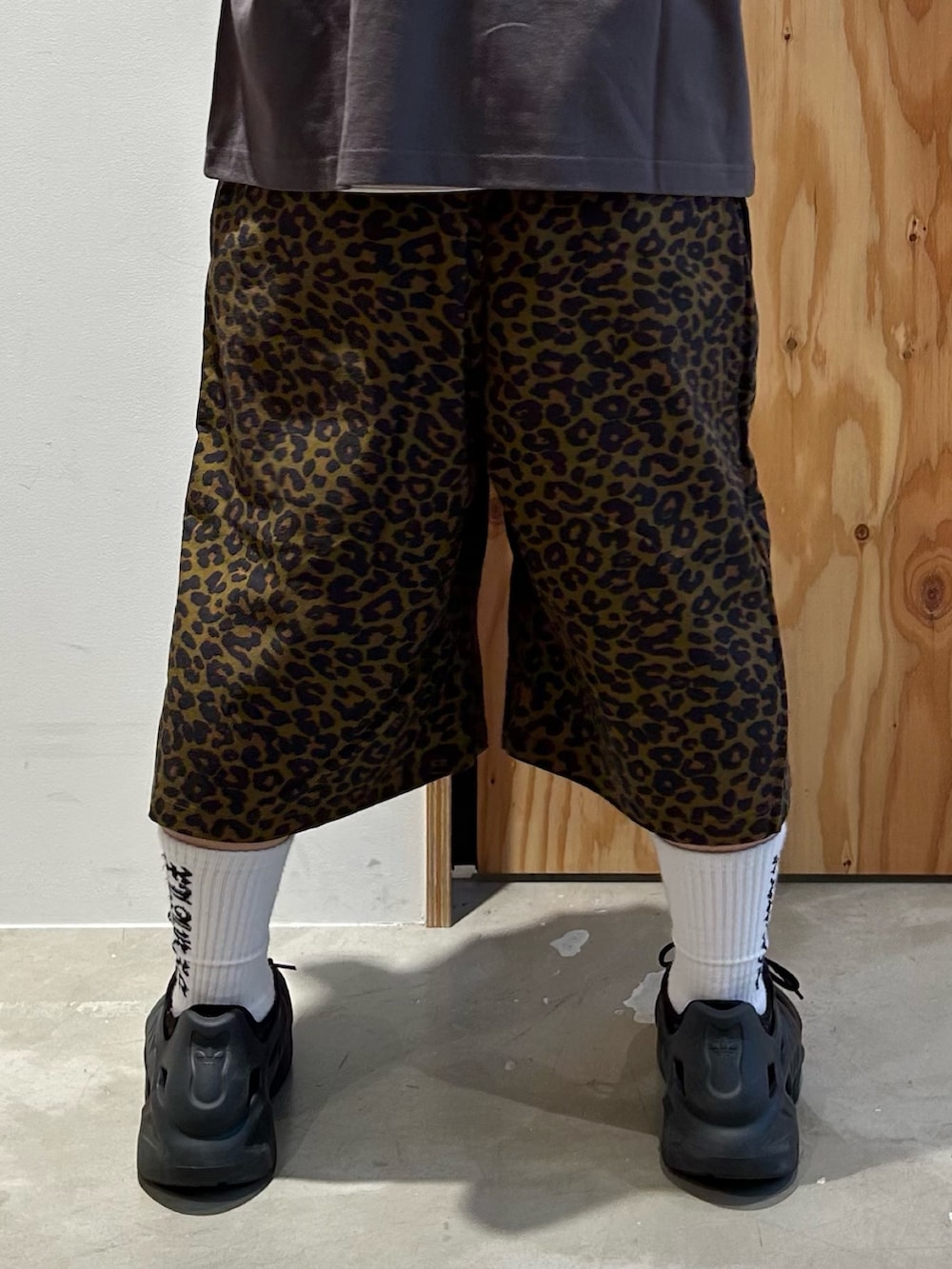 グレー系のTシャツ/カットソー、その他のその他パンツ、ブラック系のボストンバッグを着用したメンズの春コーディネートの6枚目の写真