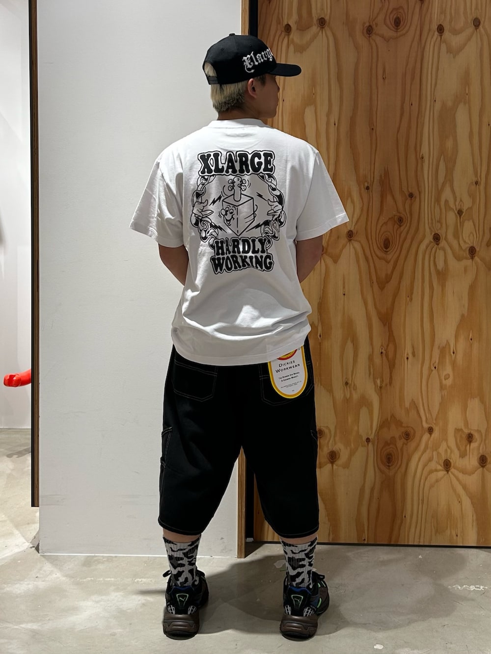 ホワイト系のTシャツ/カットソー、ブラック系のデニムパンツ、ブラック系のスニーカーを着用したメンズの夏コーディネートの2枚目の写真