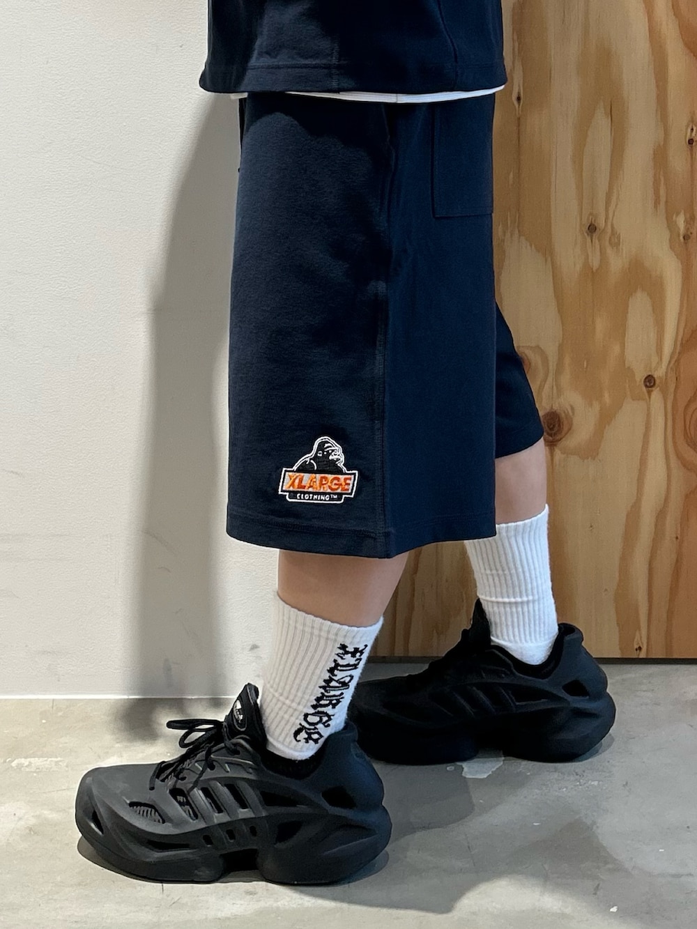 ブルー系のTシャツ/カットソー、ブルー系のスウェットパンツ、グリーン系のサングラスを着用したメンズの春コーディネートの7枚目の写真
