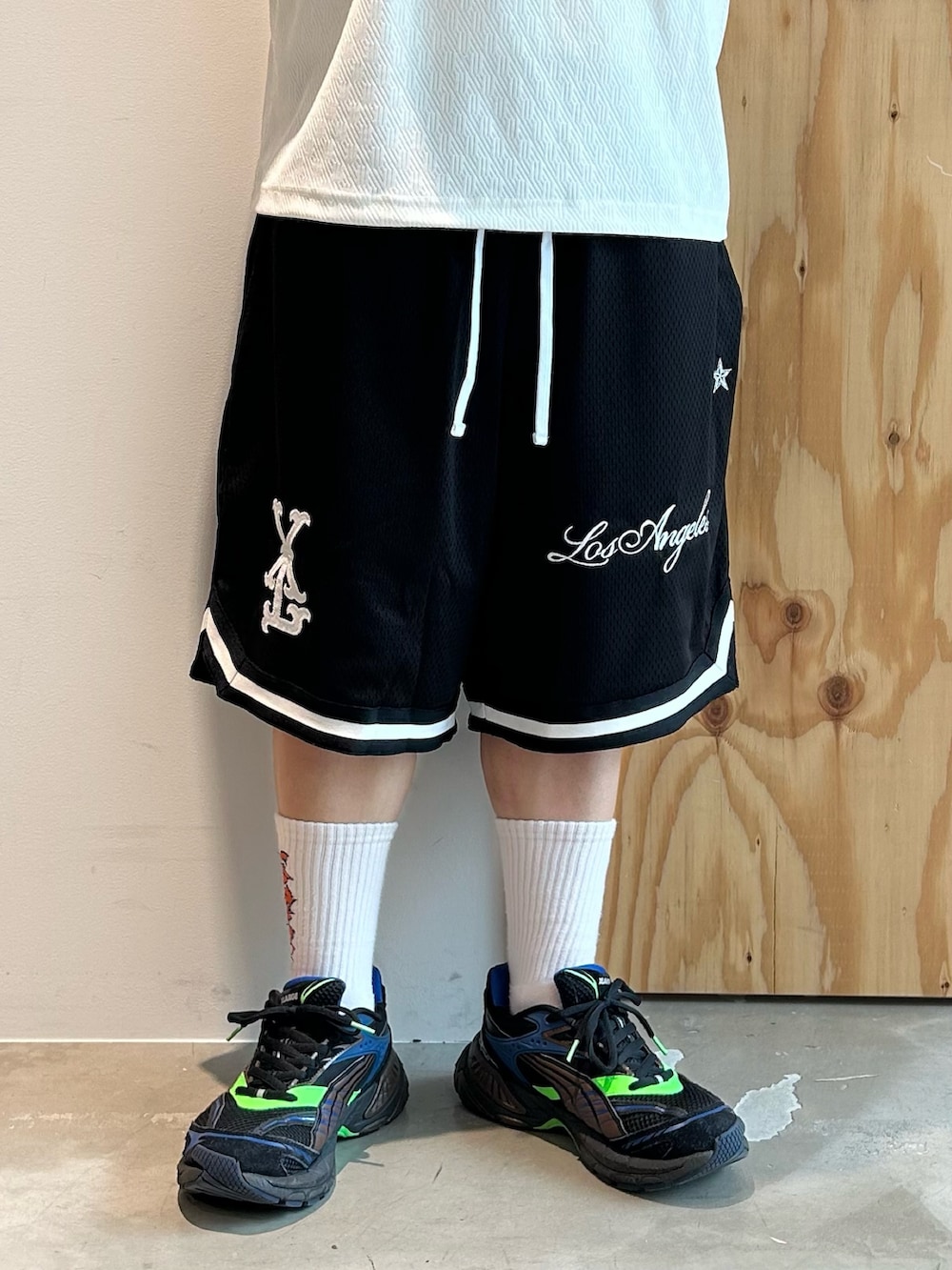 ホワイト系のTシャツ/カットソー、ブラック系のその他パンツ、ブラック系のスニーカーを着用したメンズの夏コーディネートの4枚目の写真