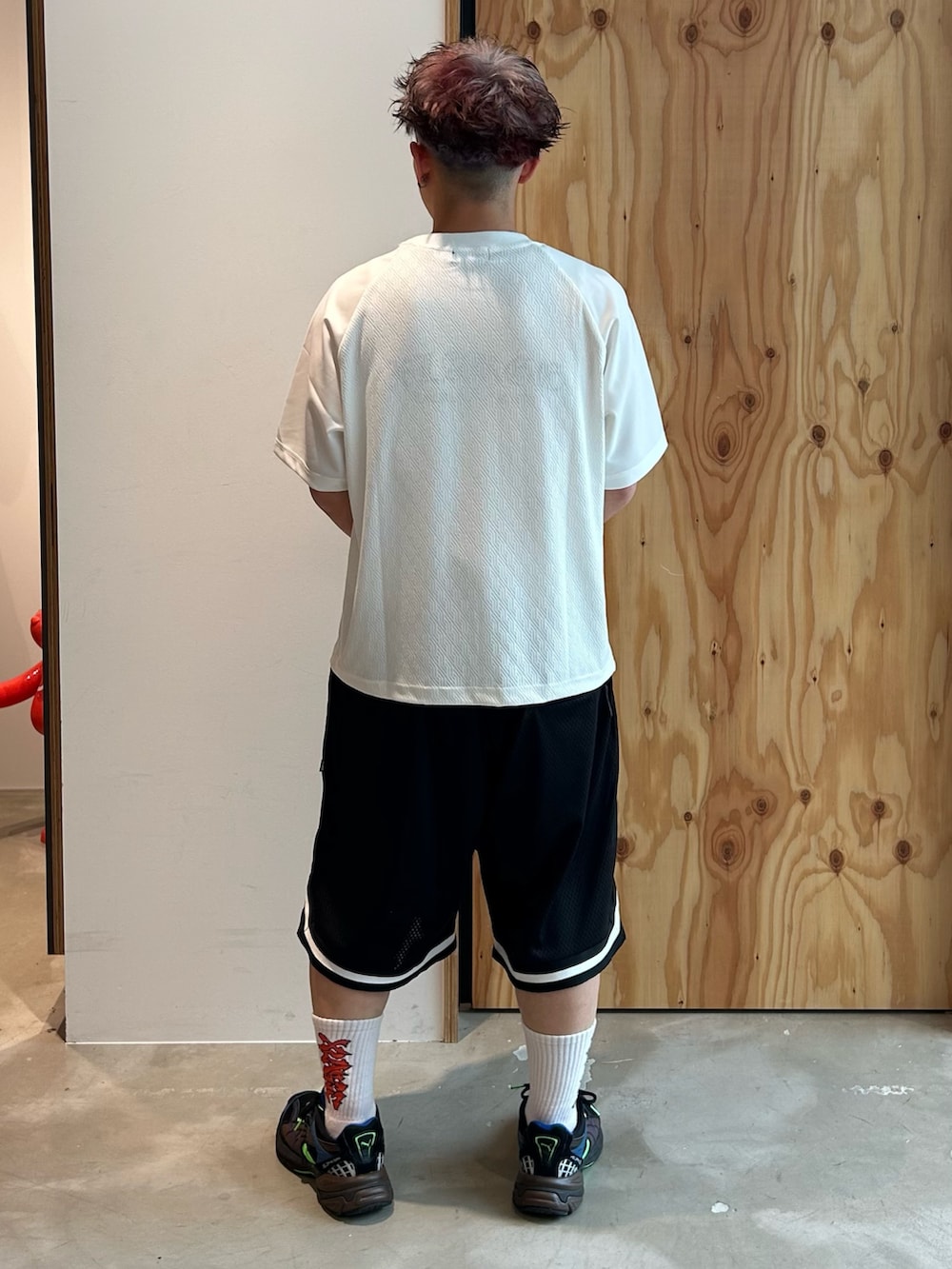 ホワイト系のTシャツ/カットソー、ブラック系のその他パンツ、ブラック系のスニーカーを着用したメンズの夏コーディネートの2枚目の写真