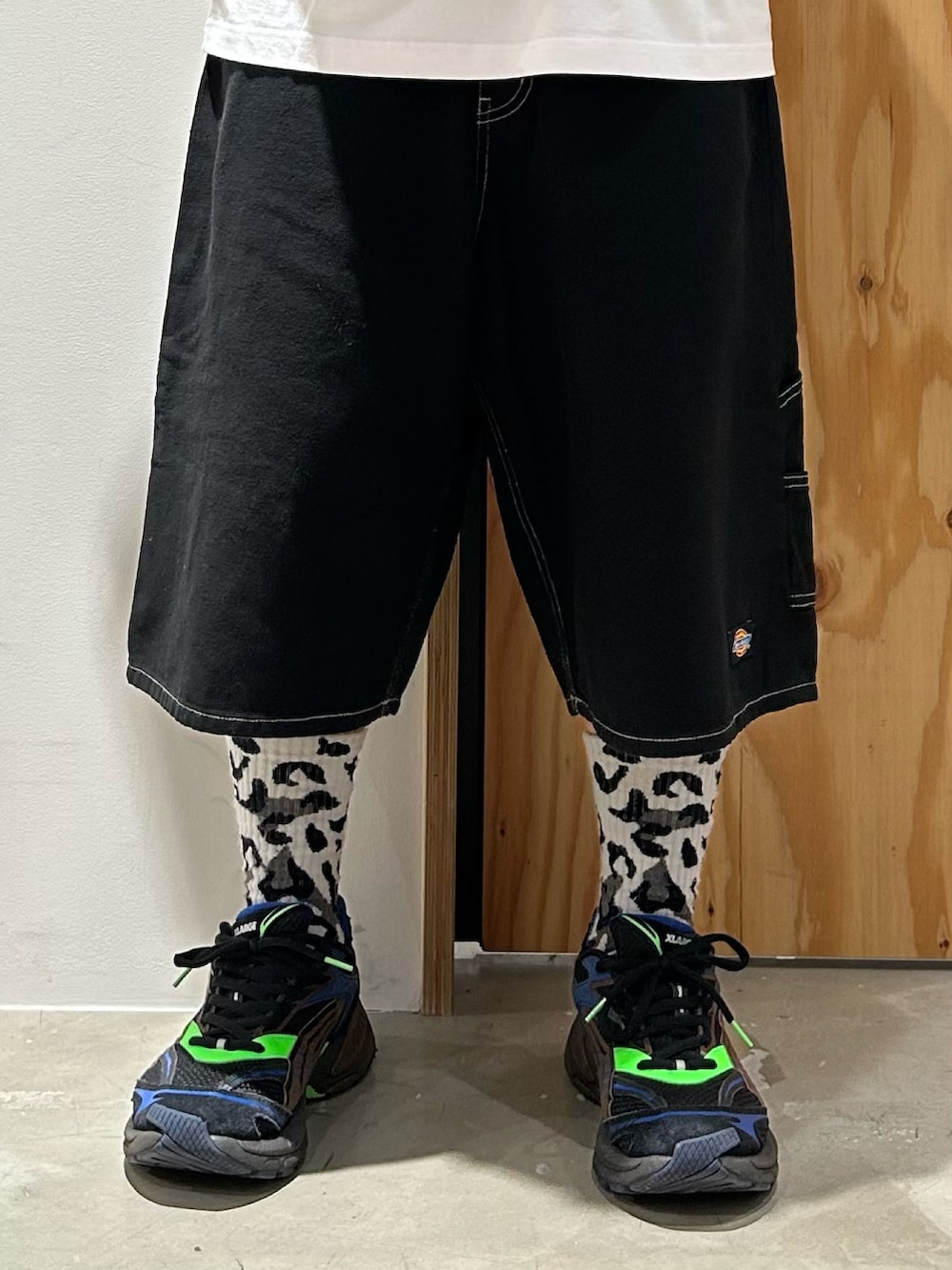 ホワイト系のTシャツ/カットソー、ブラック系のデニムパンツ、ブラック系のスニーカーを着用したメンズの夏コーディネートの4枚目の写真