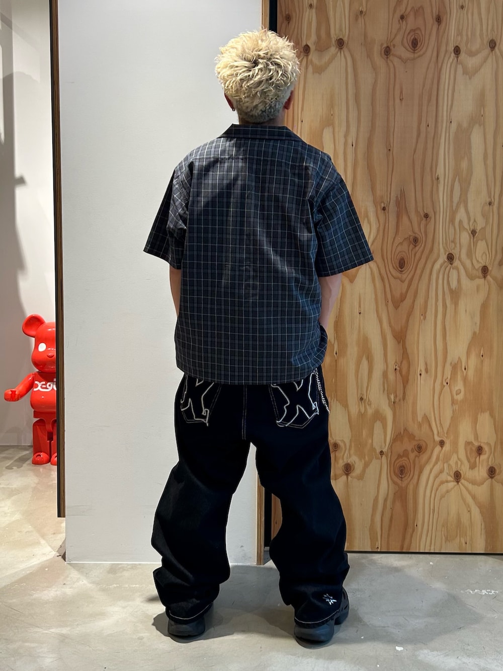 ブラック系のシャツ/ブラウス、ブラック系のデニムパンツ、ホワイト系のTシャツ/カットソーを着用したメンズの春コーディネートの2枚目の写真
