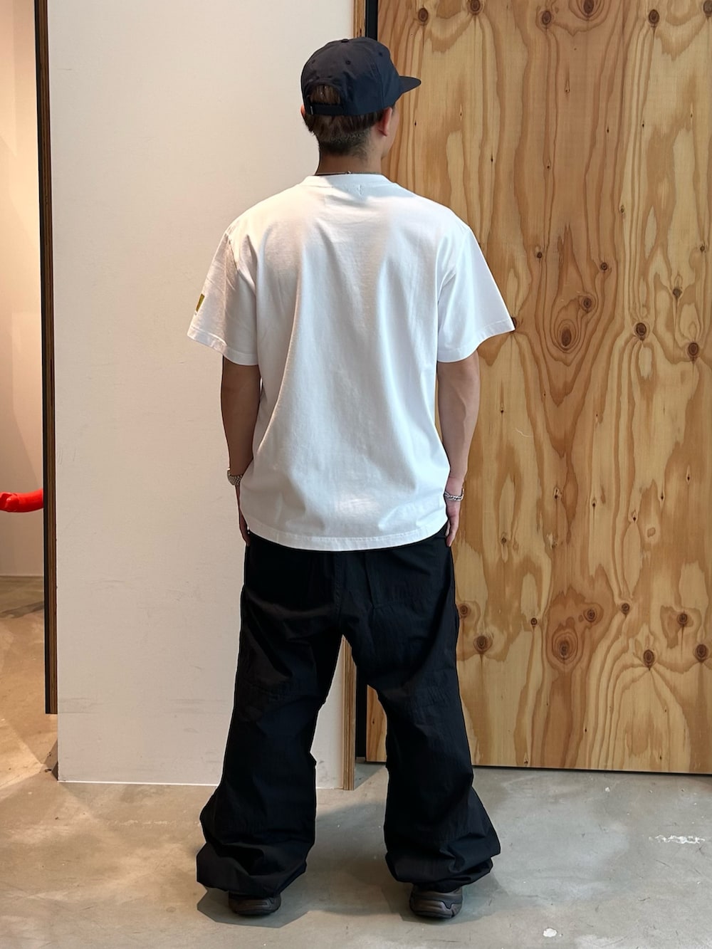 ホワイト系のTシャツ/カットソー、ブラック系のその他パンツ、ブルー系のキャップを着用したメンズの夏コーディネートの2枚目の写真