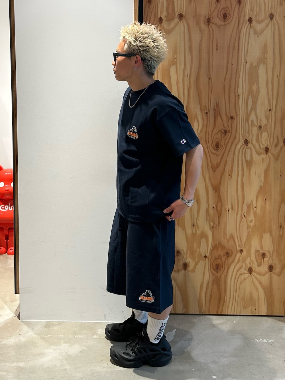 ブルー系のTシャツ/カットソー、ブルー系のスウェットパンツ、グリーン系のサングラスを着用したメンズの春コーディネートの2枚目の写真