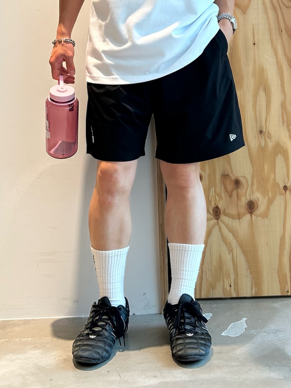 ホワイト系のTシャツ/カットソー、ブラック系のその他パンツ、ブラック系のキャップを着用したメンズの夏コーディネートの5枚目の写真