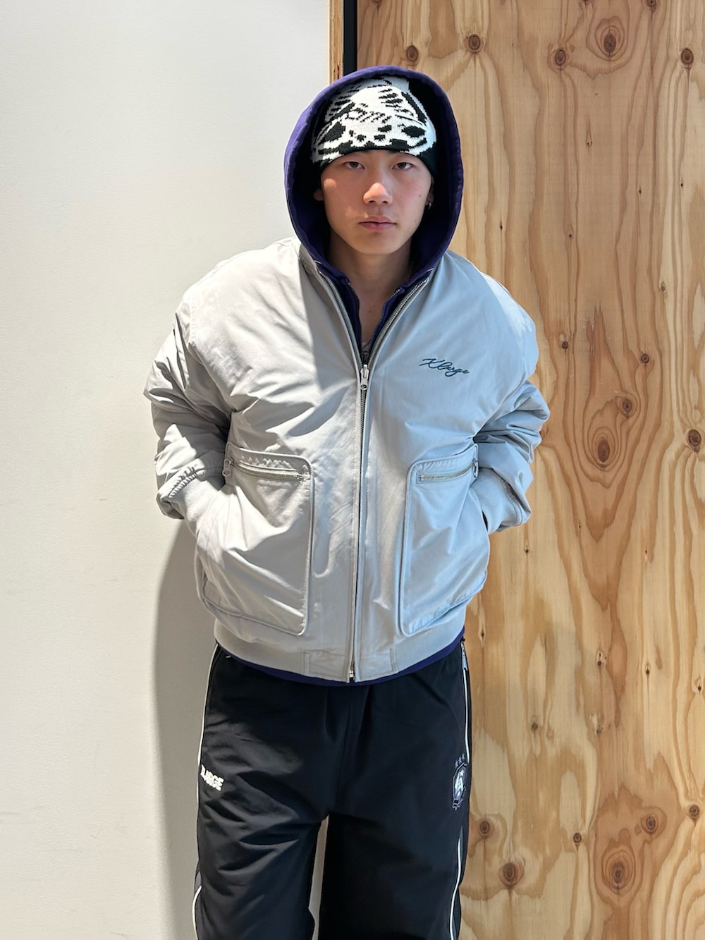 ブラック系のその他パンツ、パープル系のパーカー、グレー系のブルゾンを着用したメンズの春コーディネートの2枚目の写真