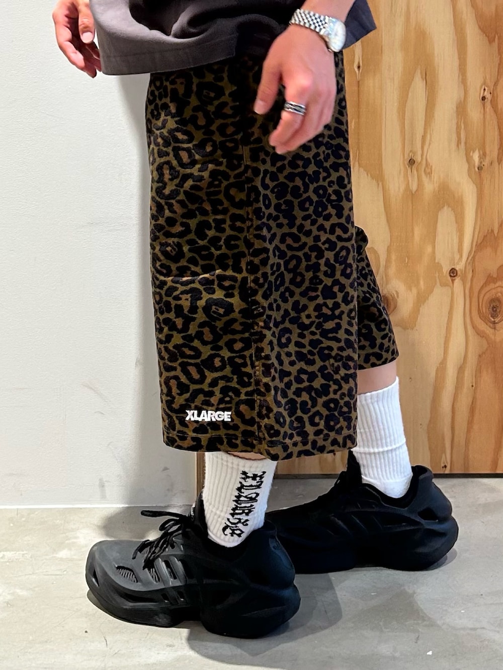 グレー系のTシャツ/カットソー、その他のその他パンツ、ブラック系のボストンバッグを着用したメンズの春コーディネートの5枚目の写真