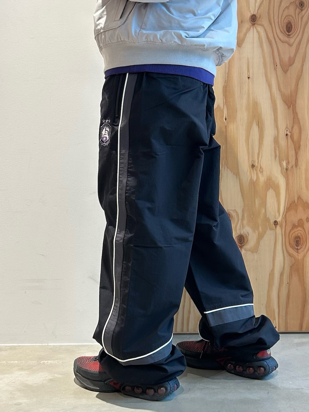 ブラック系のその他パンツ、パープル系のパーカー、グレー系のブルゾンを着用したメンズの春コーディネートの8枚目の写真