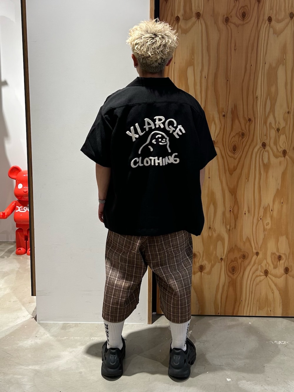 ブラック系のシャツ/ブラウス、ホワイト系のTシャツ/カットソー、その他のその他パンツを着用したメンズの春コーディネートの2枚目の写真