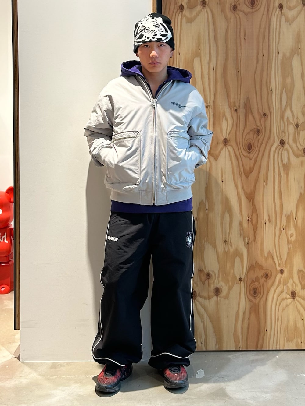 ブラック系のその他パンツ、パープル系のパーカー、グレー系のブルゾンを着用したメンズの春コーディネートの3枚目の写真