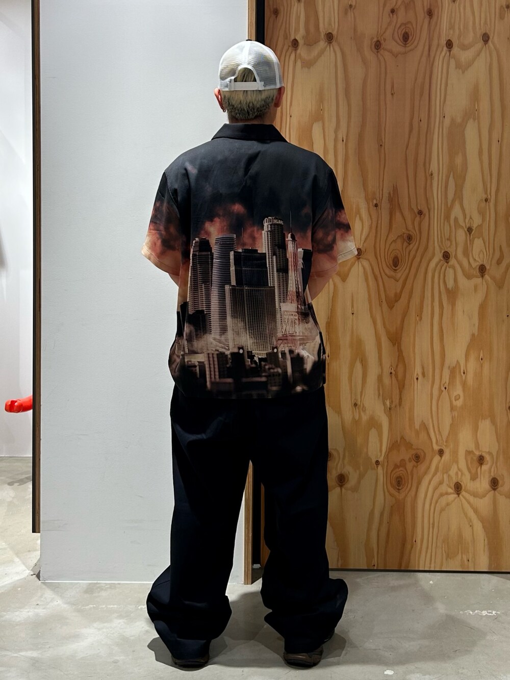 ホワイト系のTシャツ/カットソー、ブラック系のシャツ/ブラウス、ブラック系のその他パンツを着用したメンズの夏コーディネートの2枚目の写真
