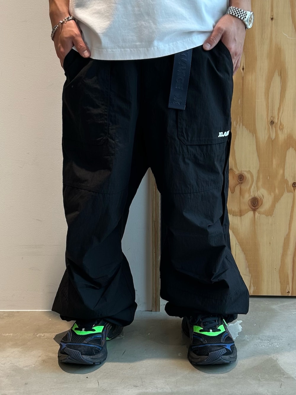ホワイト系のTシャツ/カットソー、ブラック系のその他パンツ、ブルー系のキャップを着用したメンズの夏コーディネートの4枚目の写真