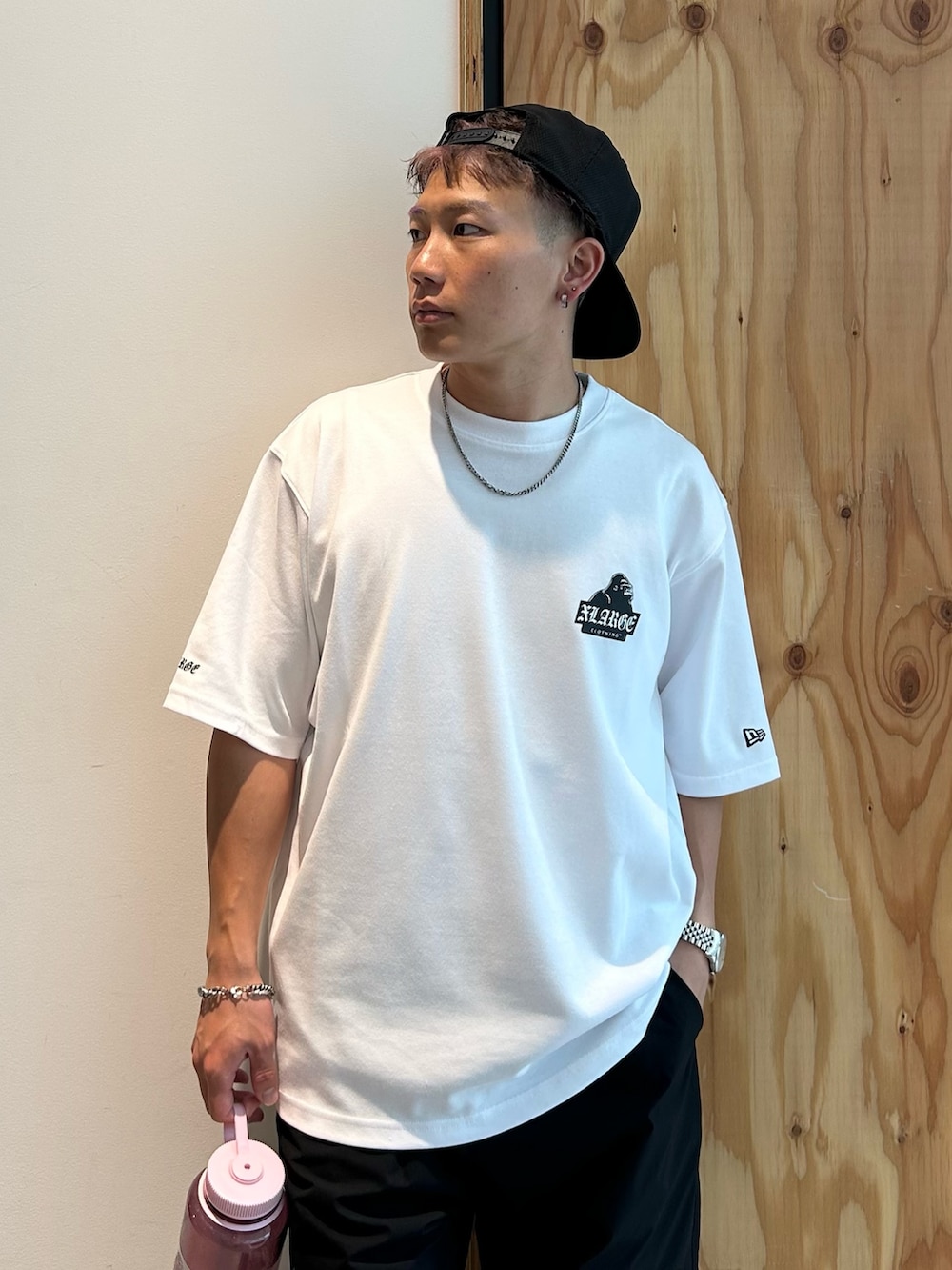 ホワイト系のTシャツ/カットソー、ブラック系のその他パンツ、ブラック系のキャップを着用したメンズの夏コーディネートの3枚目の写真