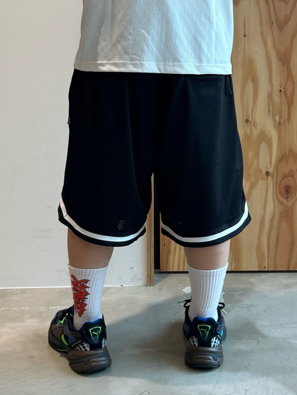 ホワイト系のTシャツ/カットソー、ブラック系のその他パンツ、ブラック系のスニーカーを着用したメンズの夏コーディネートの5枚目の写真