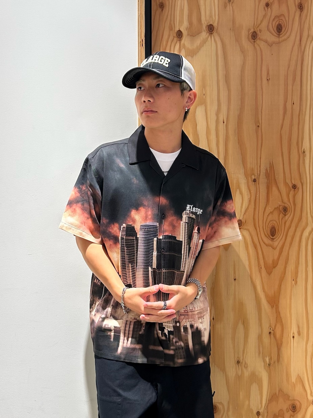ホワイト系のTシャツ/カットソー、ブラック系のシャツ/ブラウス、ブラック系のその他パンツを着用したメンズの夏コーディネートの5枚目の写真