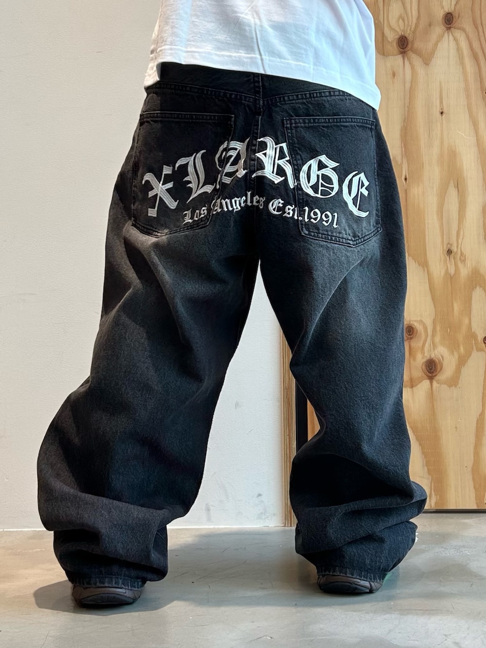ホワイト系のTシャツ/カットソー、ブラック系のデニムパンツ、ブラック系のサングラスを着用したメンズの夏コーディネートの5枚目の写真