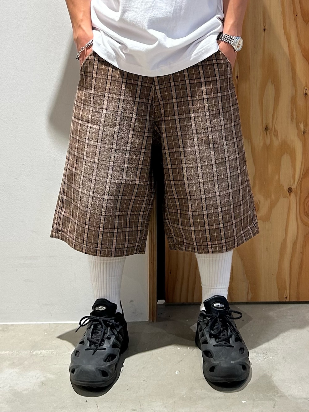 ブラック系のシャツ/ブラウス、ホワイト系のTシャツ/カットソー、その他のその他パンツを着用したメンズの春コーディネートの4枚目の写真