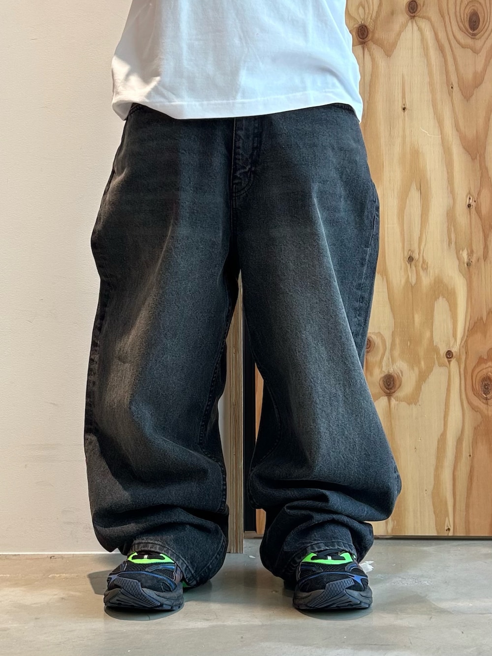 ホワイト系のTシャツ/カットソー、ブラック系のデニムパンツ、ブラック系のサングラスを着用したメンズの夏コーディネートの4枚目の写真