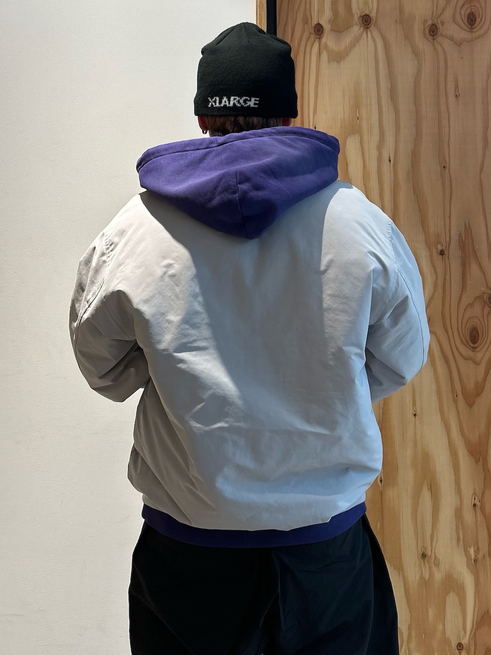 ブラック系のその他パンツ、パープル系のパーカー、グレー系のブルゾンを着用したメンズの春コーディネートの4枚目の写真