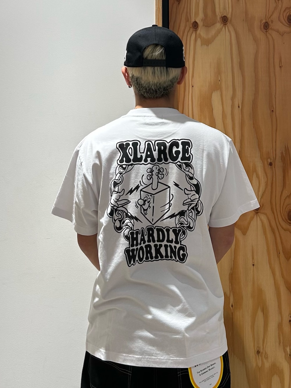 ホワイト系のTシャツ/カットソー、ブラック系のデニムパンツ、ブラック系のスニーカーを着用したメンズの夏コーディネートの3枚目の写真