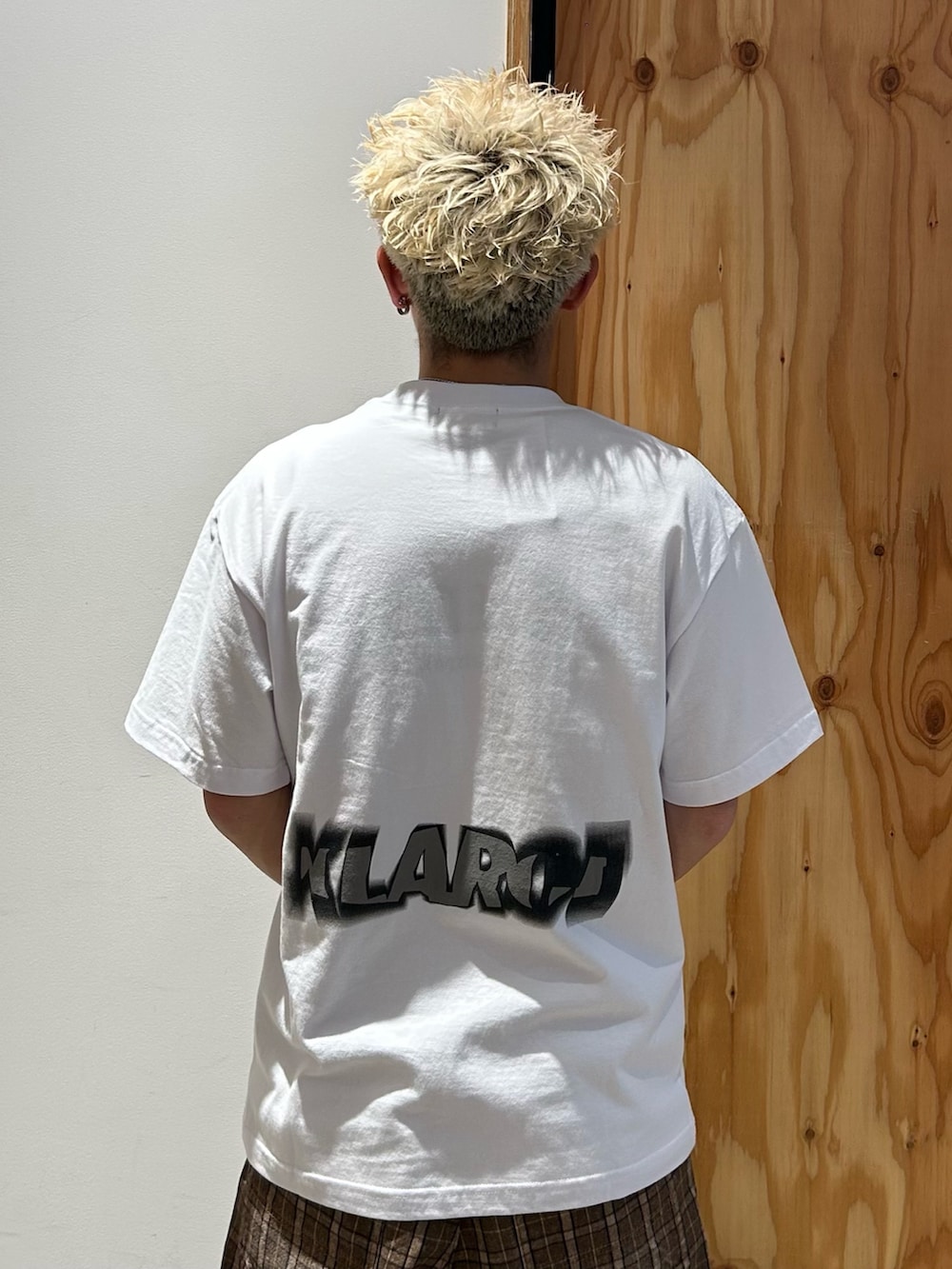 ブラック系のシャツ/ブラウス、ホワイト系のTシャツ/カットソー、その他のその他パンツを着用したメンズの春コーディネートの3枚目の写真
