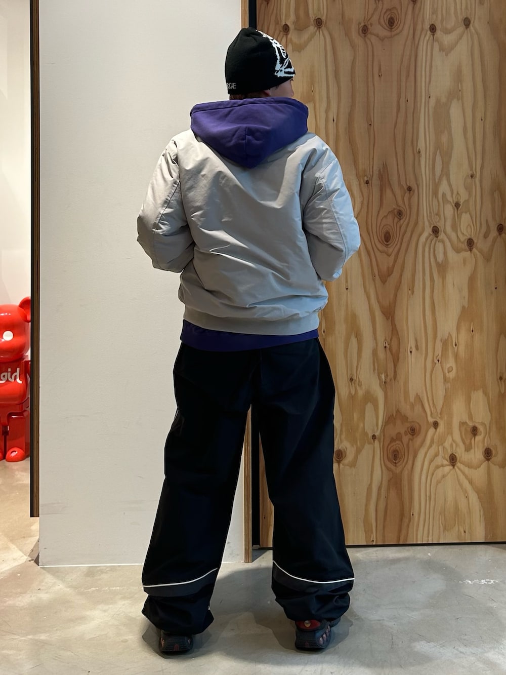 ブラック系のその他パンツ、パープル系のパーカー、グレー系のブルゾンを着用したメンズの春コーディネートの5枚目の写真