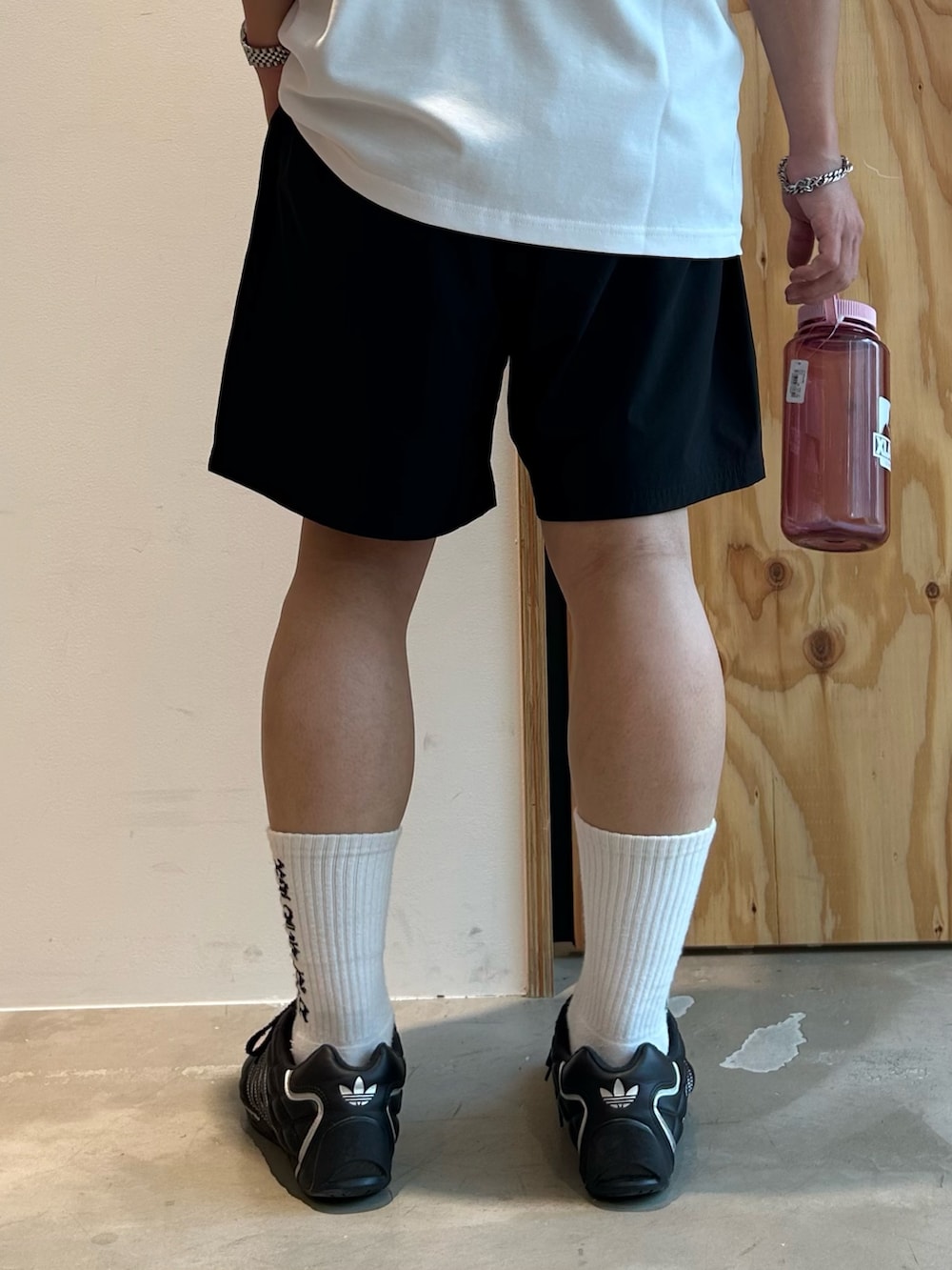 ホワイト系のTシャツ/カットソー、ブラック系のその他パンツ、ブラック系のキャップを着用したメンズの夏コーディネートの6枚目の写真