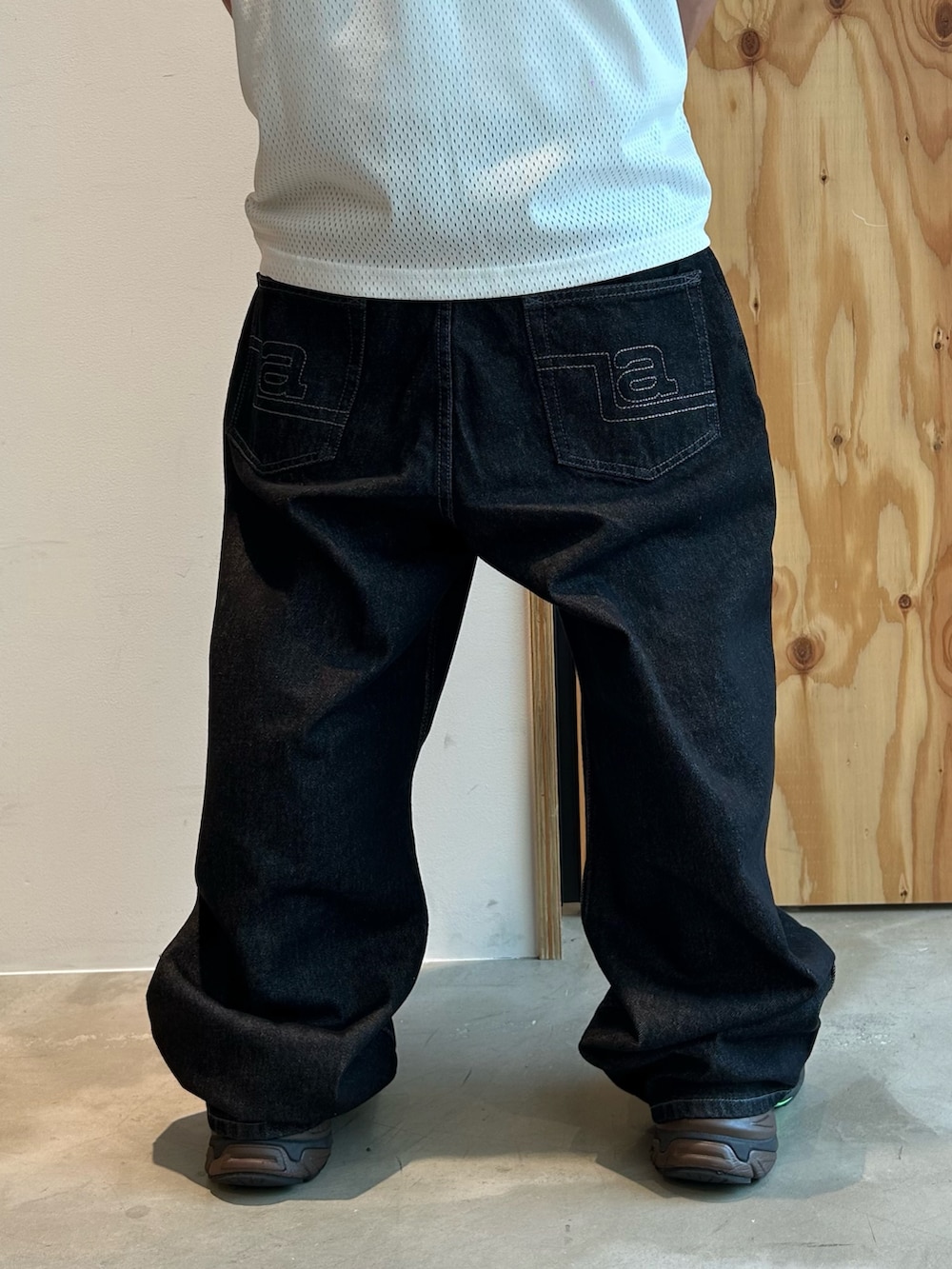 ホワイト系のTシャツ/カットソー、ブラック系のその他パンツ、ブラック系のキャップを着用したメンズの夏コーディネートの4枚目の写真