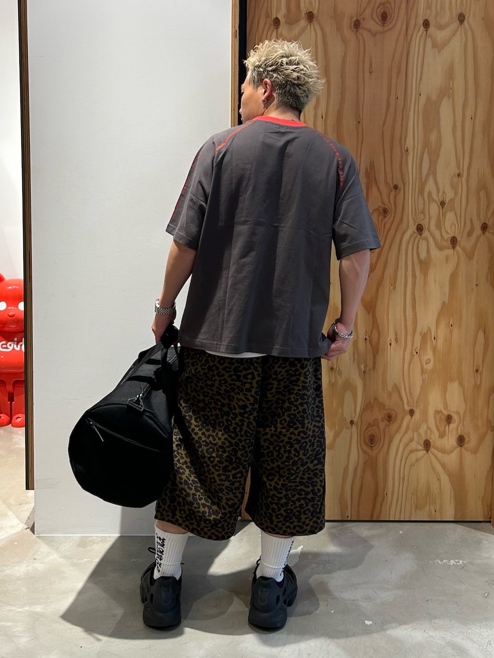 グレー系のTシャツ/カットソー、その他のその他パンツ、ブラック系のボストンバッグを着用したメンズの春コーディネートの2枚目の写真