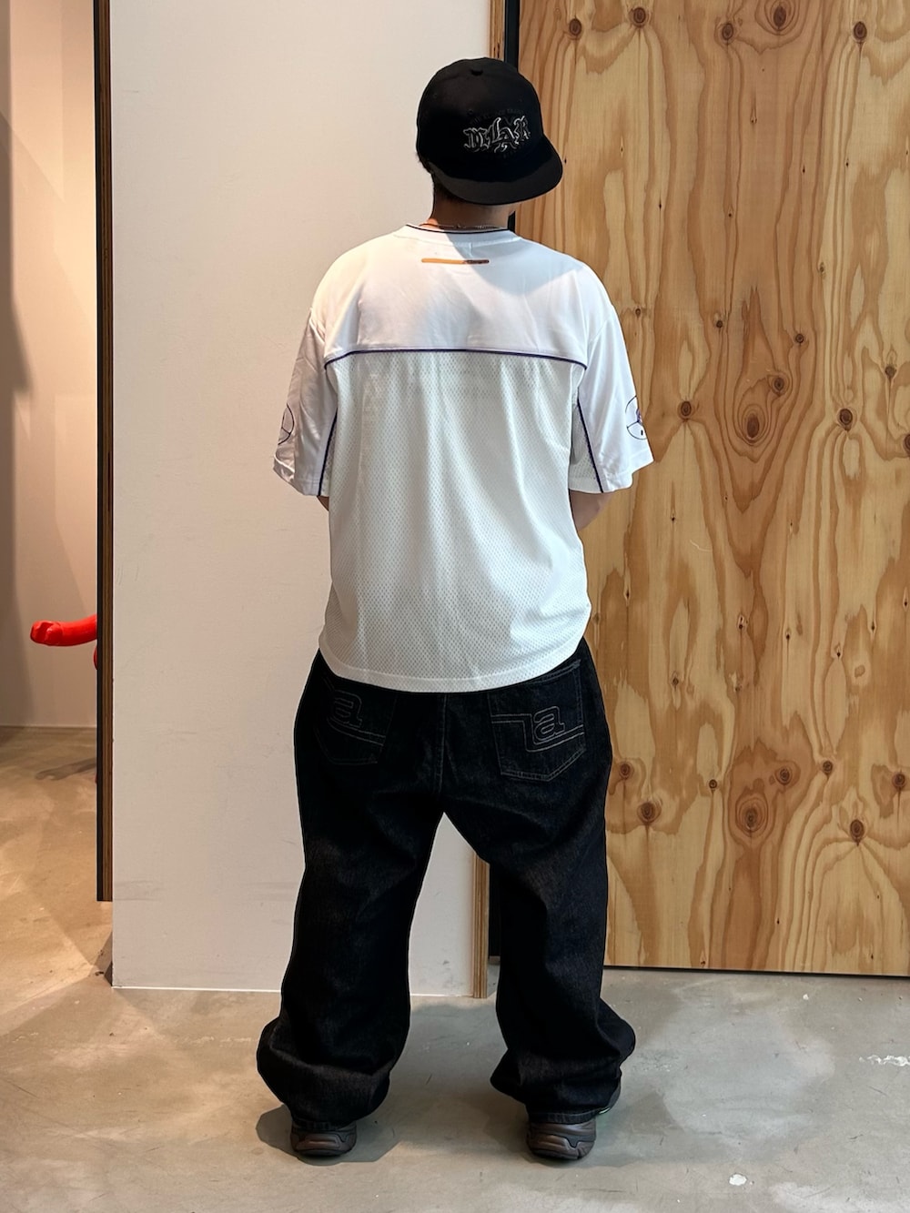 ホワイト系のTシャツ/カットソー、ブラック系のその他パンツ、ブラック系のキャップを着用したメンズの夏コーディネートの2枚目の写真