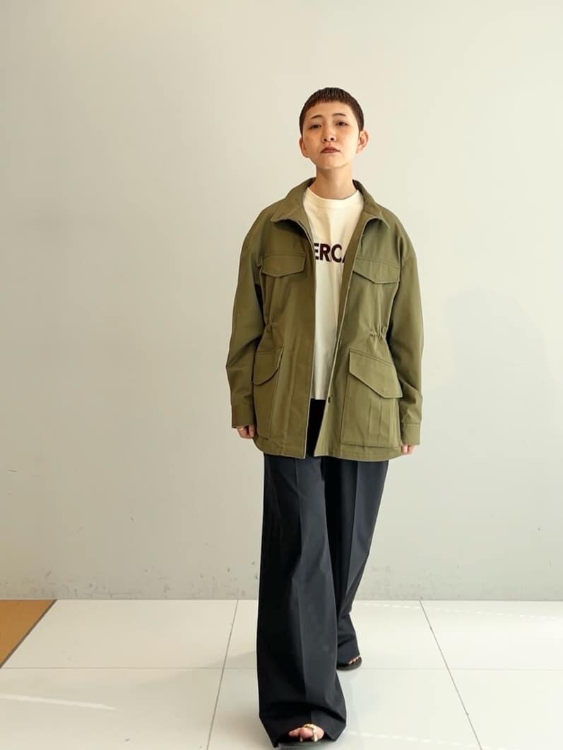 グリーン系のブルゾン、イエロー系のTシャツ/カットソー、ブルー系のその他パンツを着用したレディースの春コーディネートの5枚目の写真