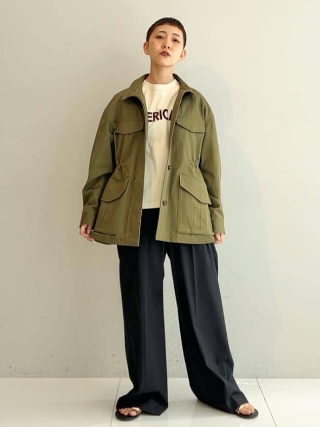 グリーン系のブルゾン、イエロー系のTシャツ/カットソー、ブルー系のその他パンツを着用したレディースの春コーディネートの2枚目の写真
