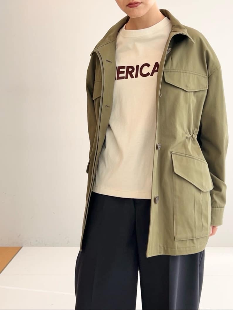 グリーン系のブルゾン、イエロー系のTシャツ/カットソー、ブルー系のその他パンツを着用したレディースの春コーディネートの6枚目の写真