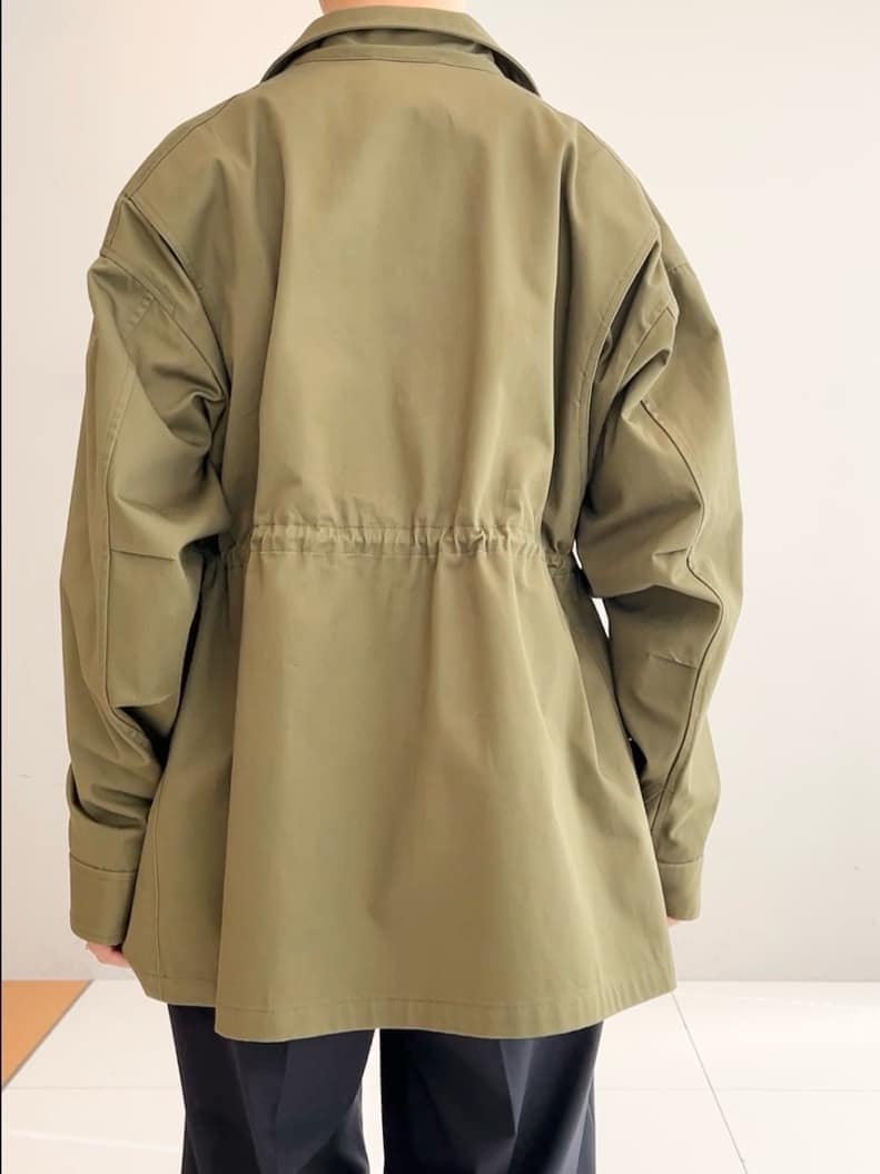 グリーン系のブルゾン、イエロー系のTシャツ/カットソー、ブルー系のその他パンツを着用したレディースの春コーディネートの8枚目の写真