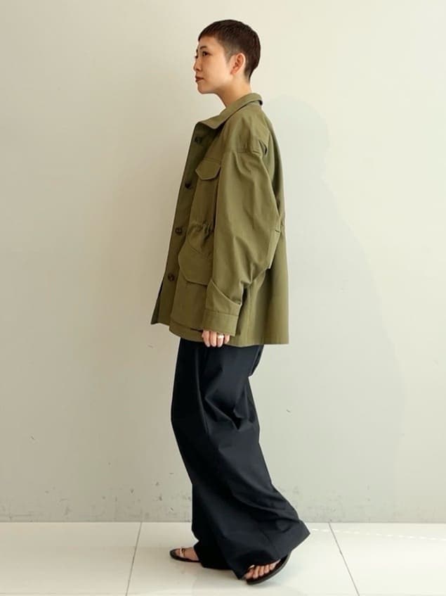 グリーン系のブルゾン、イエロー系のTシャツ/カットソー、ブルー系のその他パンツを着用したレディースの春コーディネートの3枚目の写真