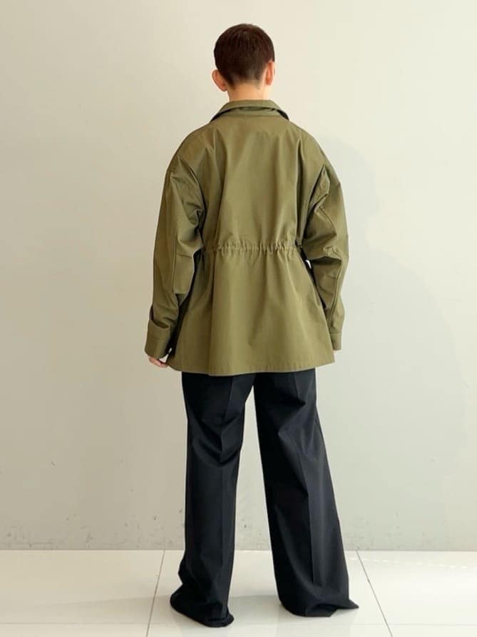 グリーン系のブルゾン、イエロー系のTシャツ/カットソー、ブルー系のその他パンツを着用したレディースの春コーディネートの4枚目の写真