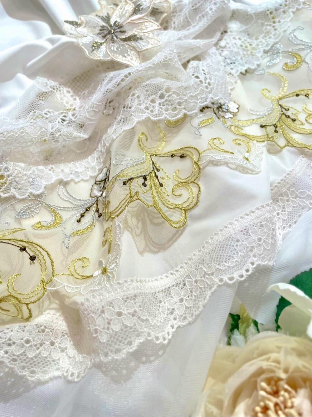 ベージュ系のブラジャー、ベージュ系のブラジャー、ベージュ系のブラジャーを着用したレディースの秋コーディネートの10枚目の写真